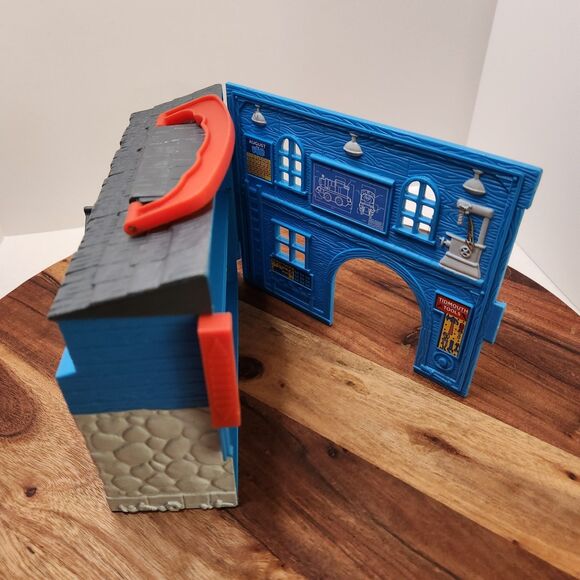 2003 Thomas & Friends Carry Case – Sodor Engine Works – Gullane - Picture 3 of 7